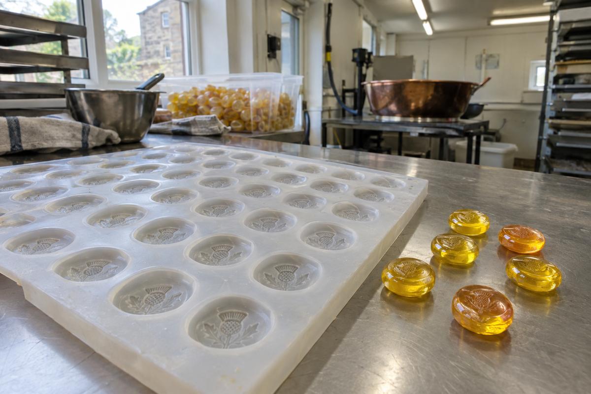High-temperature silicone mould for glossy boiled sweets with recessed detail