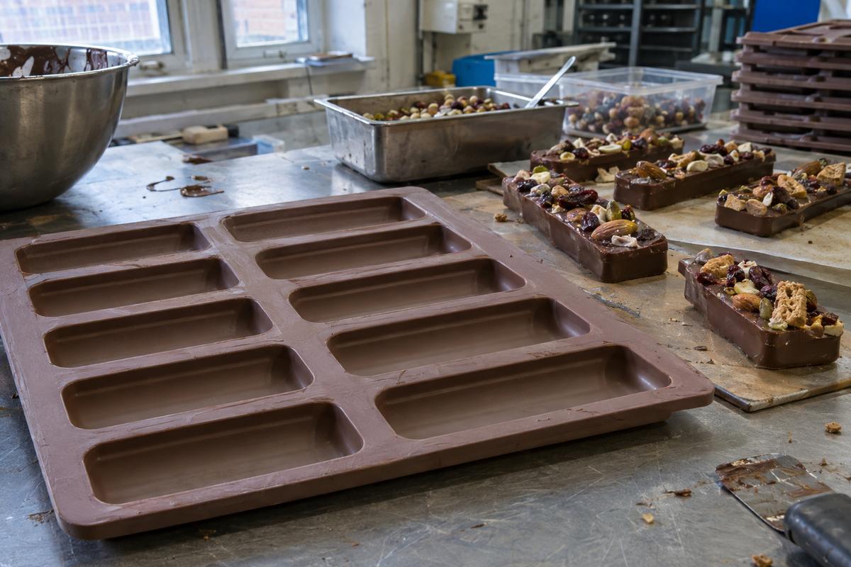 Deep radiused silicone cavities for chocolate bars with inclusions